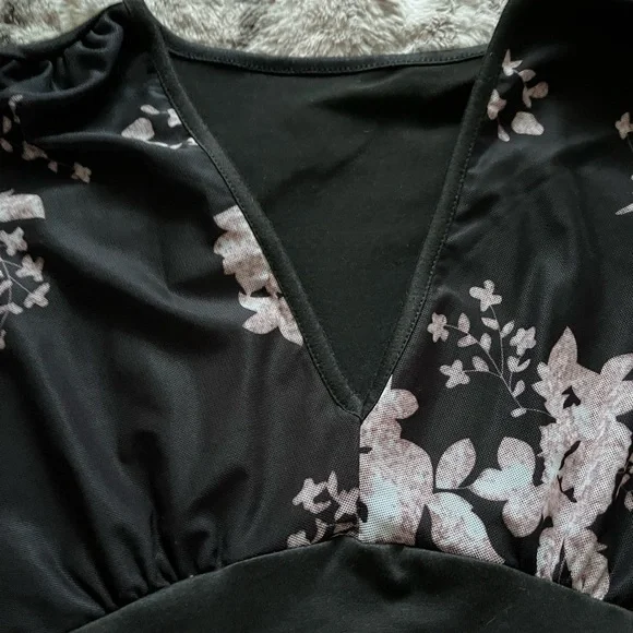 SOLD ⚜️5 for $20 ⚜️ Floral Mesh Sleeve Top - Picture 4 of 4